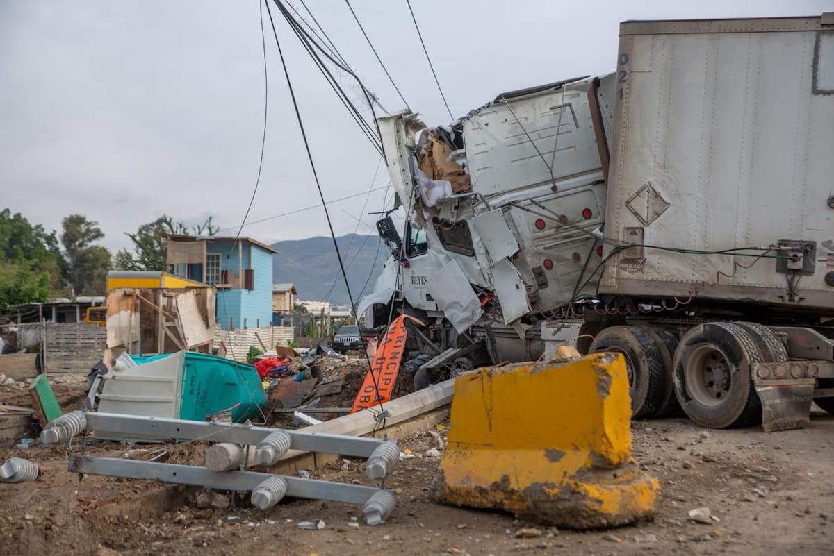 El conductor, de 28 años, fue valorado por paramédicos y no requirió traslado a un hospital. Foto: Border Zoom