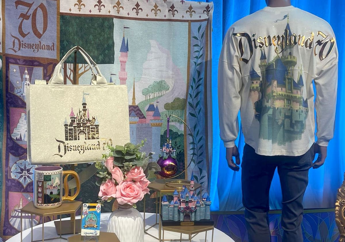 Mercancía alusiva al aniversario 70 de Disneyland Park.
