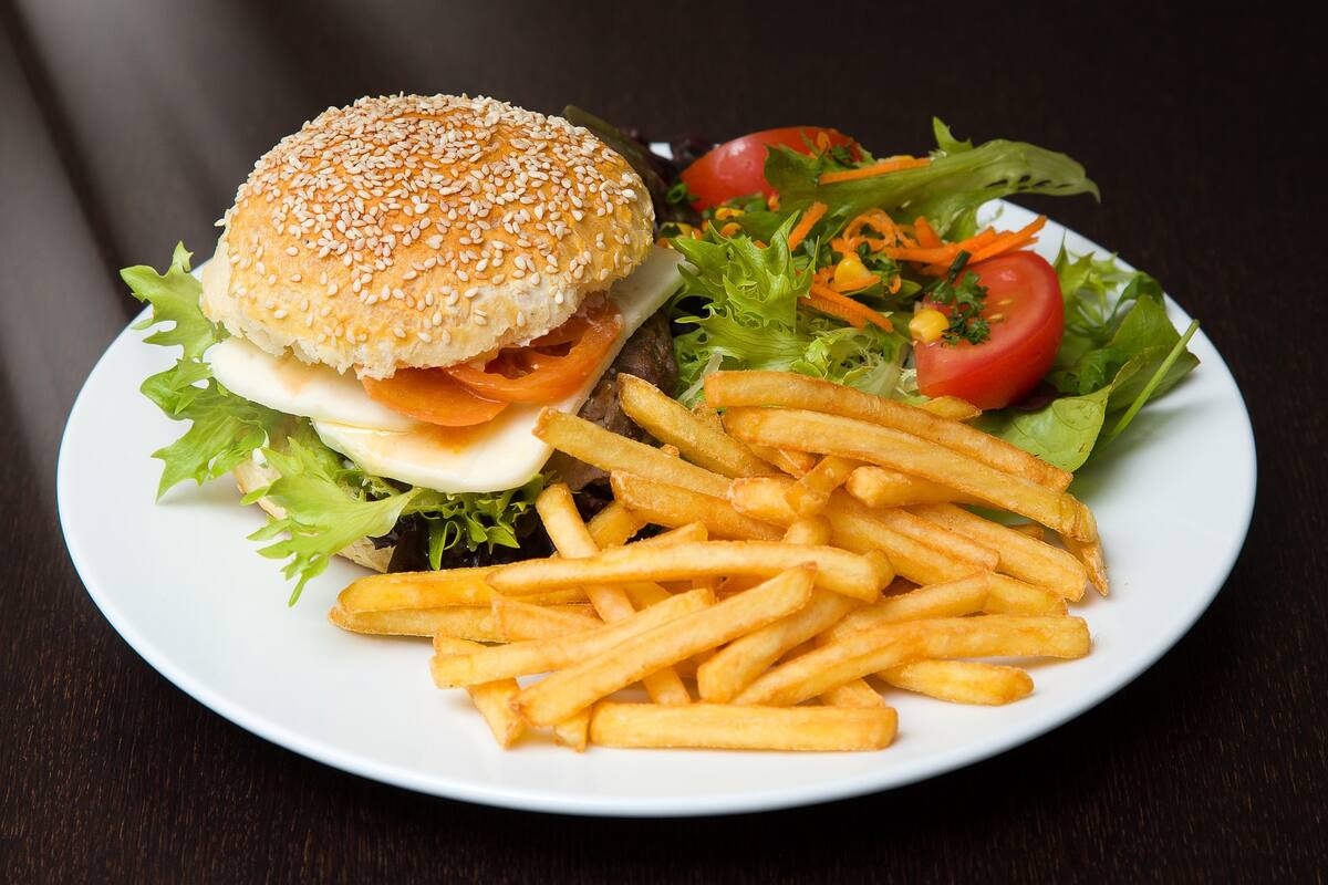Restaurante en Tailandia tiene en el menú hamburguesas con grillos que no crujen