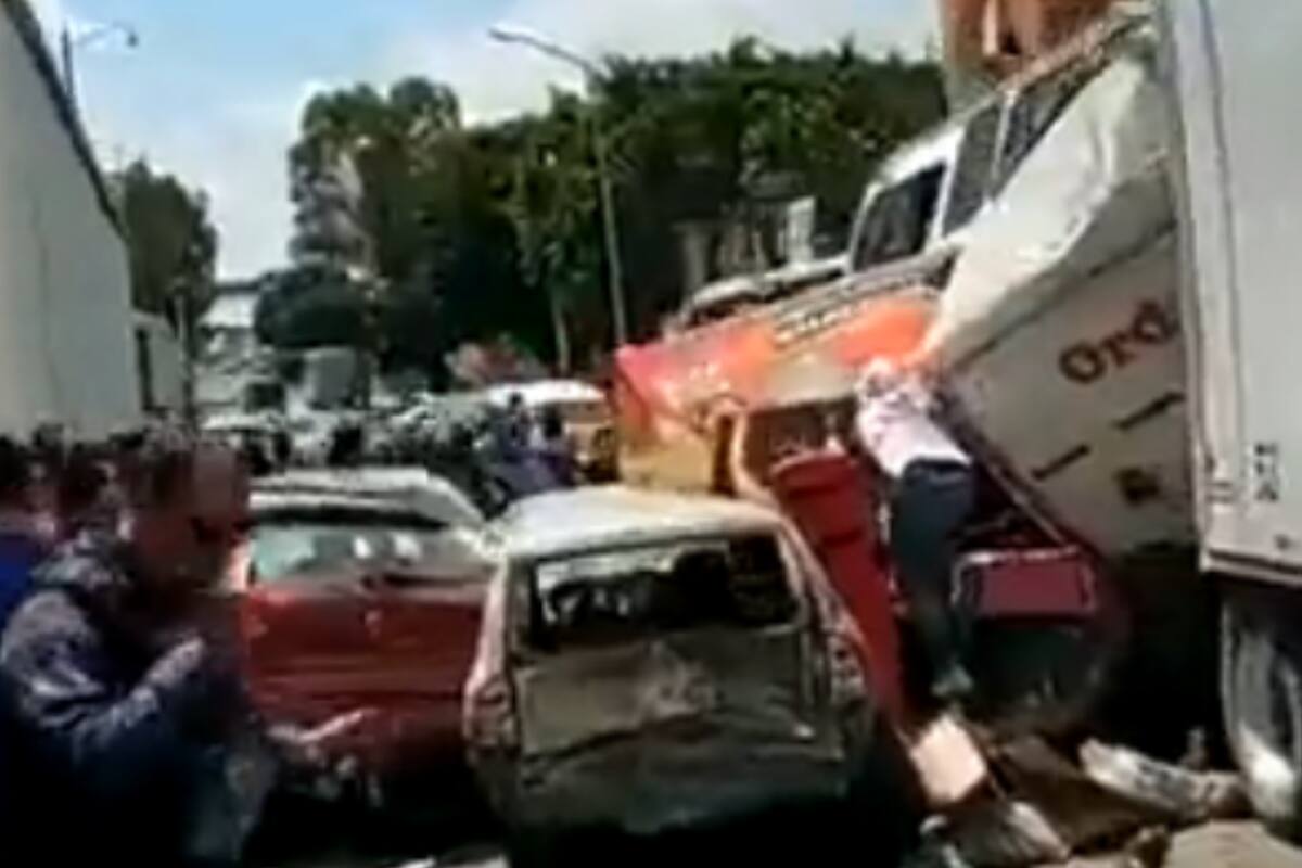 Video: Así fue la escena del tráiler sin frenos al provocar gran carambola en carretera México-Querétaro