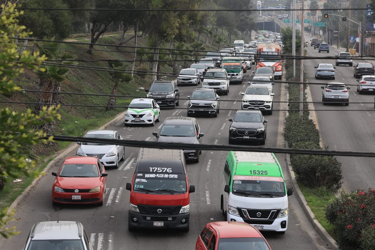 La saturación vehicular se intensifica en Zona Río por el aumento de cruces fronterizos en temporada decembrina. Foto: Sergio Ortiz