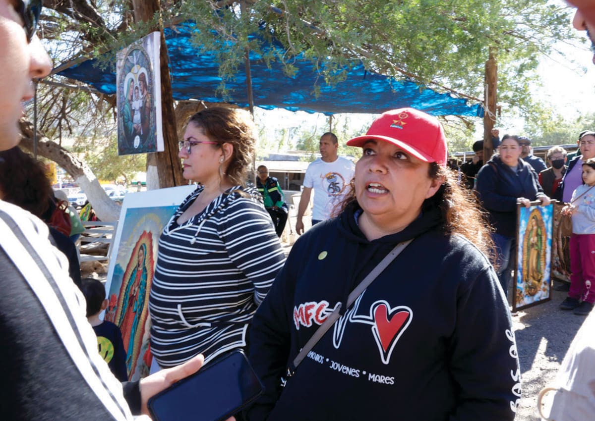 Integrantes del Movimiento Familiar Cristiano durante la misa oficiada en el Cerro de la Virgen. FOTO: TEODORO BORBÓN