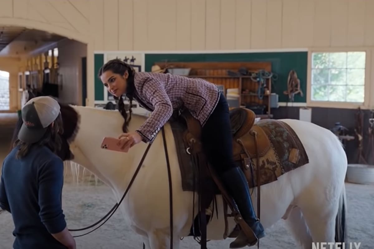 “He's All That": Lanzan primer trailer de la película con las actuaciones de Addison Rae y Kourtney Kardashian