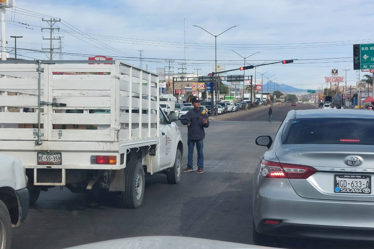 Nogales: Con malabares Jesús logra llevar el sustento a casa