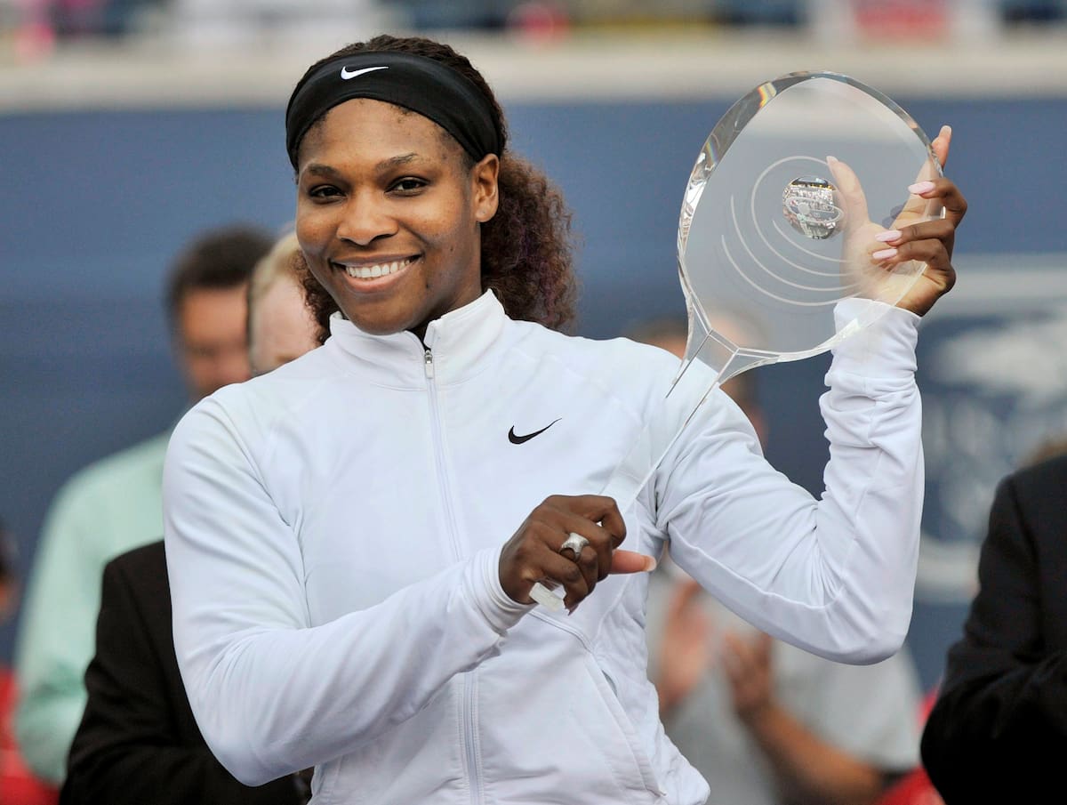 Serena Williams, de Estados Unidos, posa con su trofeo después de derrotar a la australiana Samantha Stosur en la final femenil de la Copa Rogers, disputada el domingo 14 de agosto de 2011 en Toronto, Canadá. (Foto AP/The Canadian Press, Nathan Denette)