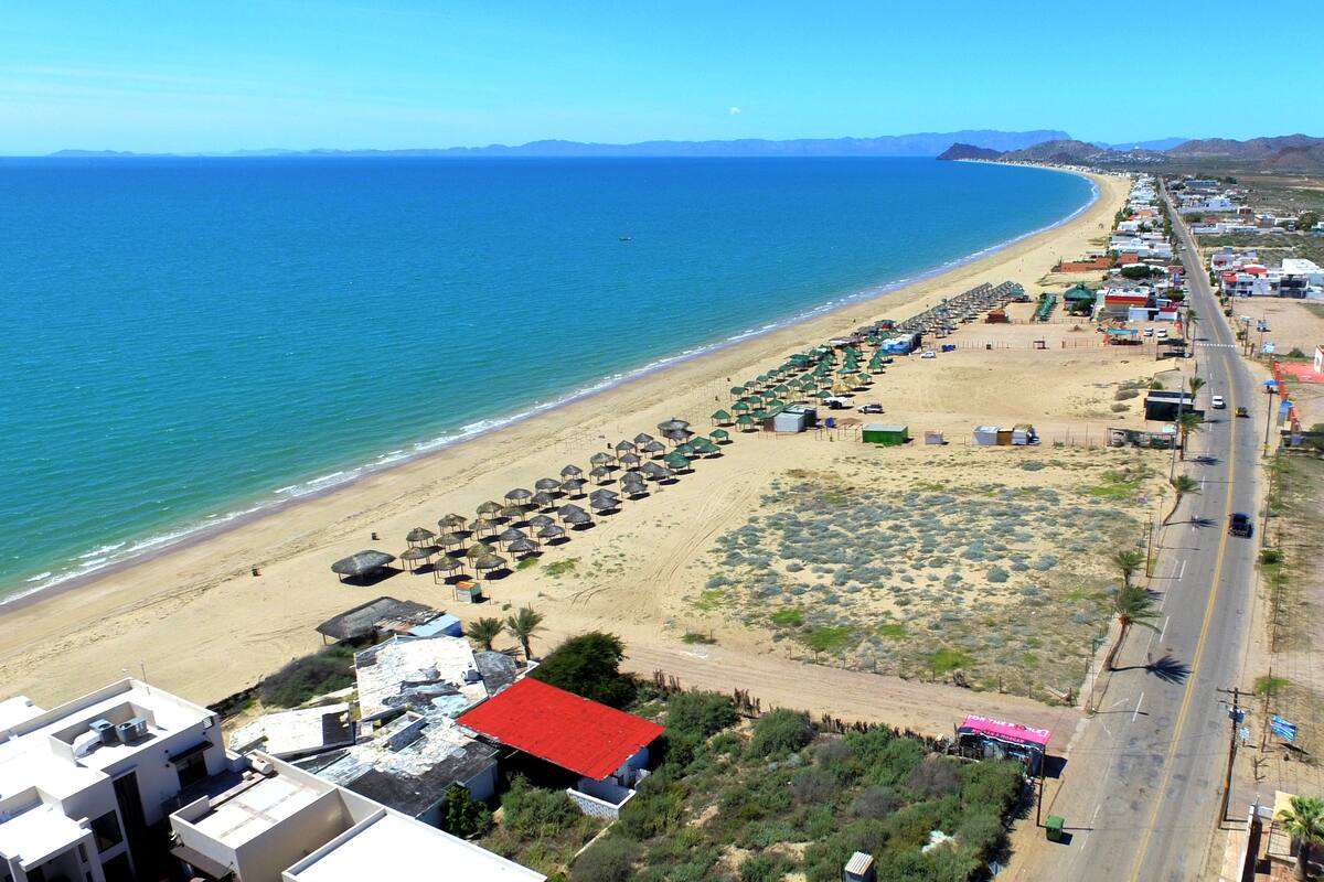 Habitantes de Bahía de Kino bloquean carretera para exigir drenaje