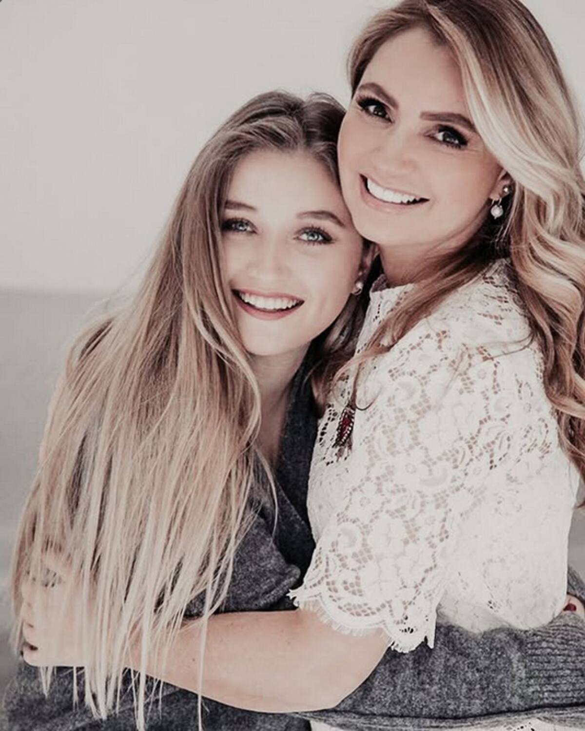 Fernanda Castro expresó que está acostumbrada a los comentarios en torno a su familia, sobre todo a su mamá Angélica Rivera.