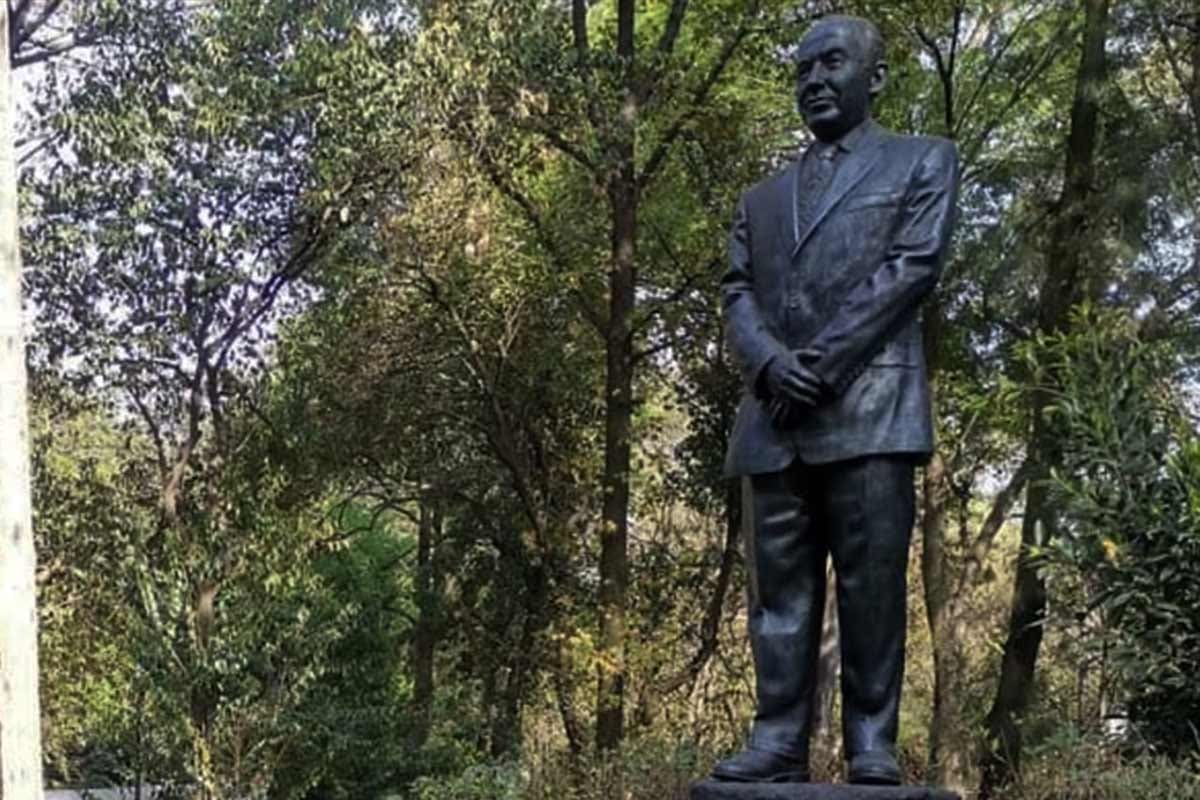 Restaurarán estatua de Felipe Calderón derribada por un árbol en Los Pinos