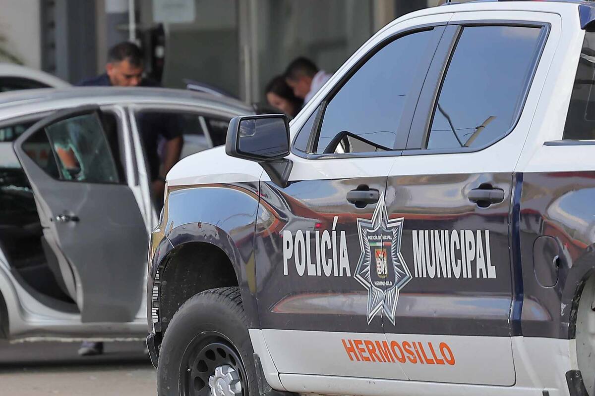 Piden ayuda en comandancia tras ser atacados a balazos en su vehículo