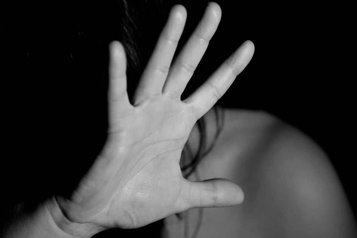 Joven intenta estrangular a su pareja, mayor que él, mientras bebían en unos departamentos; lo detienen