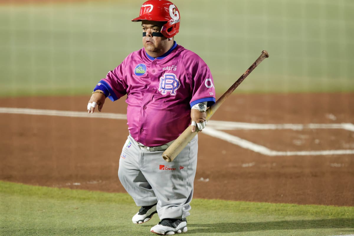 José Valentín Burgos, mejor conocido como “Chevale”, es un bat boy nacido en Culiacán y es su segunda Serie del Caribe trabajando para República Dominicana.(Foto: Cortesía Serie del Caribe Jalisco 2026)