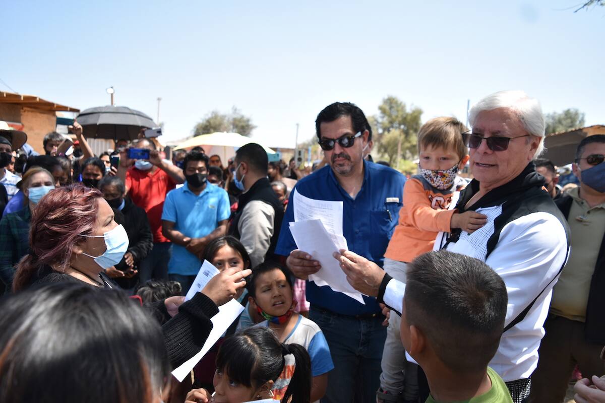 Gobernador acuerda con familias otorgar terreno seguro