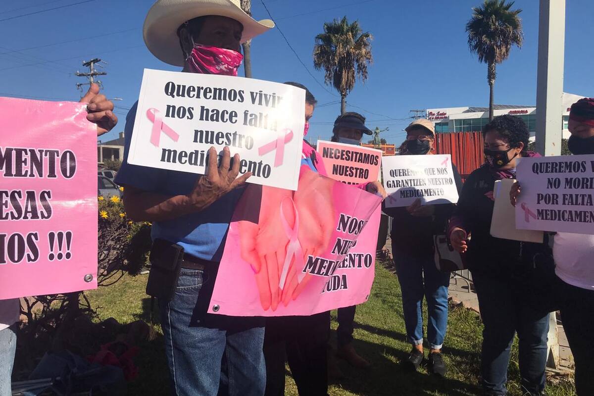 Con peticiones esperan el arribo de AMLO a Rosarito