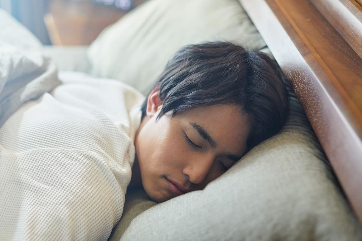 Dormir más los fines de semana no compensa la falta de sueño, advierte la ciencia