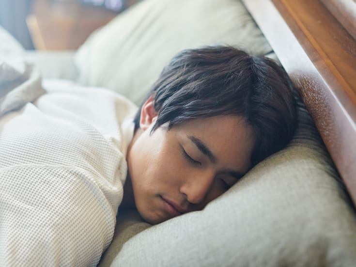Dormir más los fines de semana no compensa la falta de sueño, advierte la ciencia