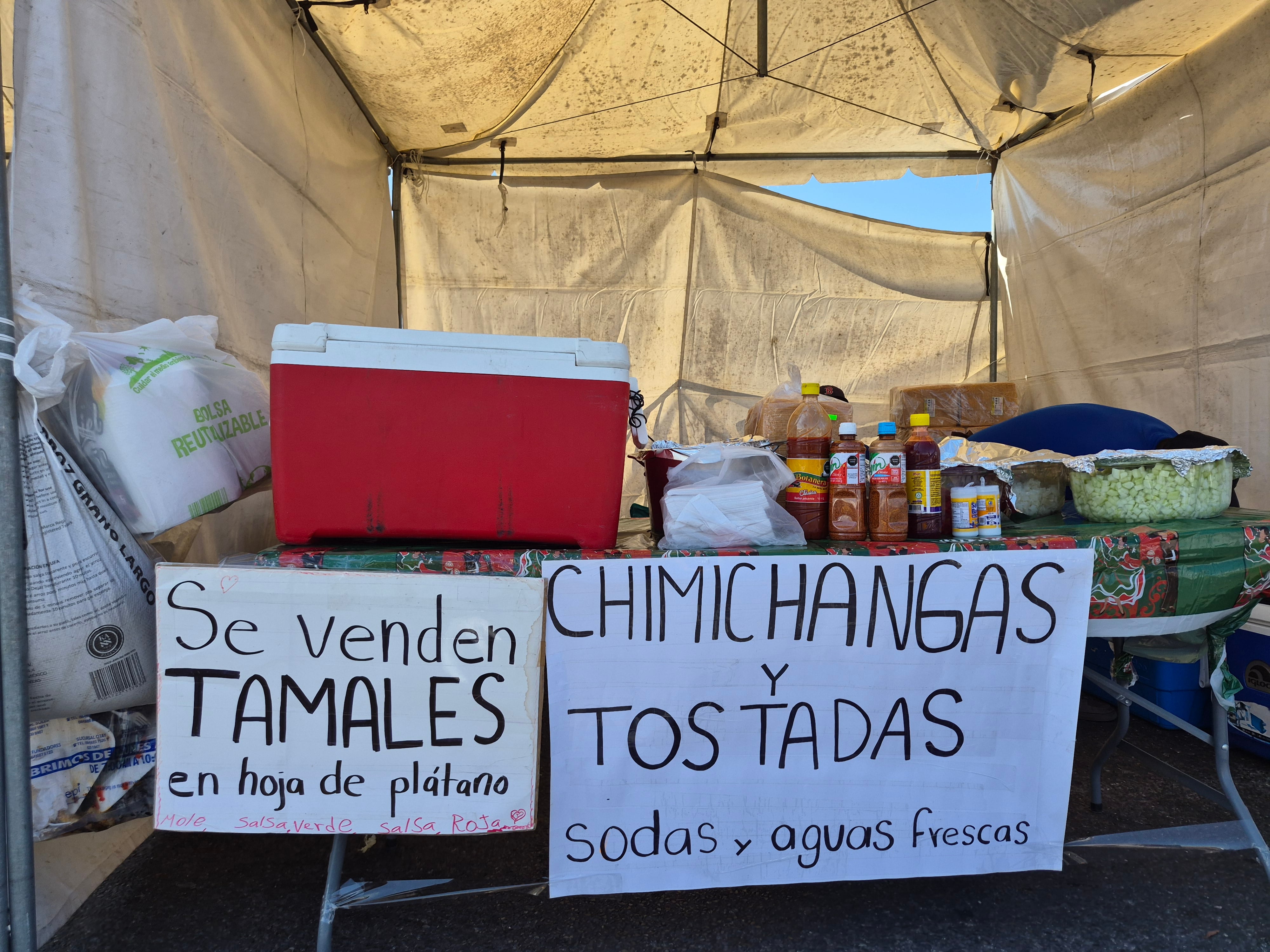 Los puestos de comida y bebidas comenzaron a instalarse en la avenida Independencia de la Zona Río para recibir a quienes acudirán a la celebración del Grito de Independencia en Tijuana. Foto: Michelle Castillo