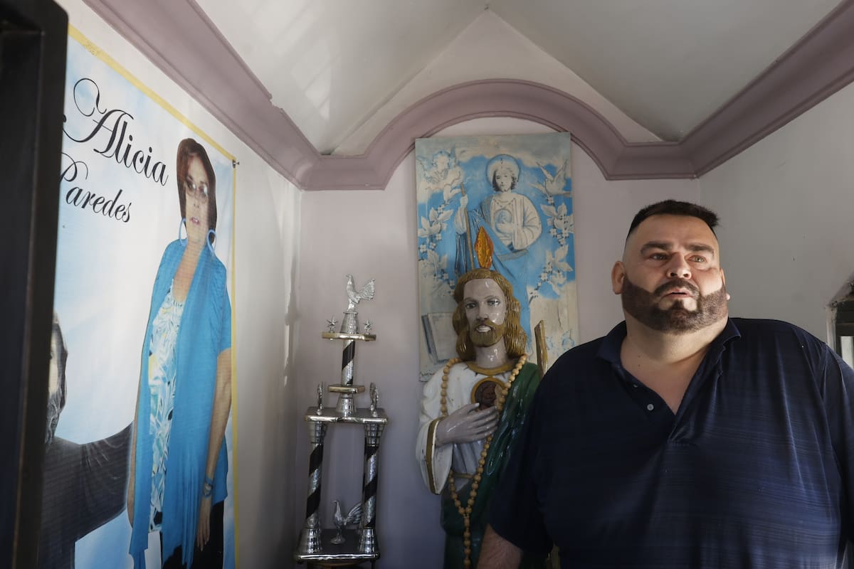 Fabián Guillermo López Huerta se prepara para velar hoy a San Judas este en su domicilio de la colonia Palo Verde, tal como lo hacía su madre Norma Alicia Huerta cada año. FOTO: JORGE LÓPEZ