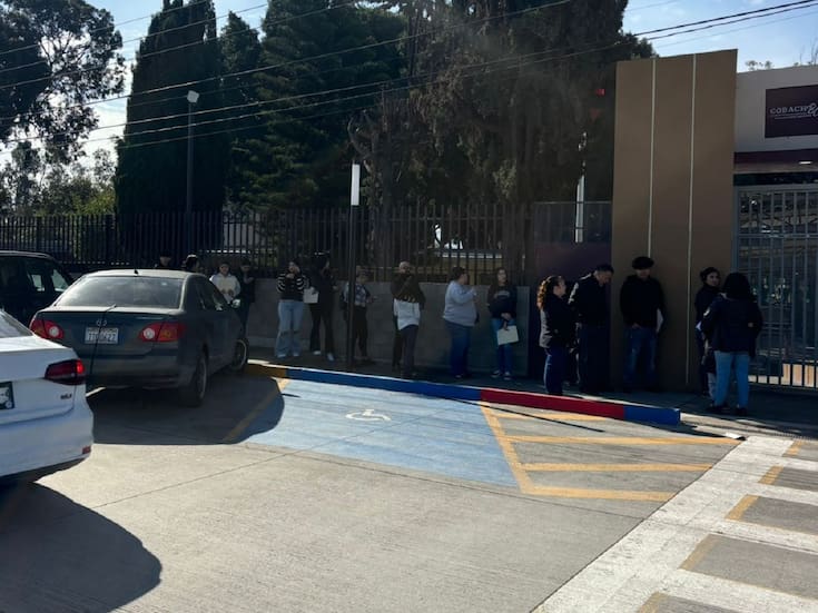 Largas filas en CobachBC Rubén Vizcaíno por reinscripciones al ciclo 2026-1 en Tijuana