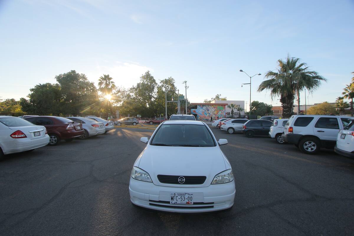 Imagen ilustrativa de vehículos dentro del estacionamiento de la Universidad de Sonora.