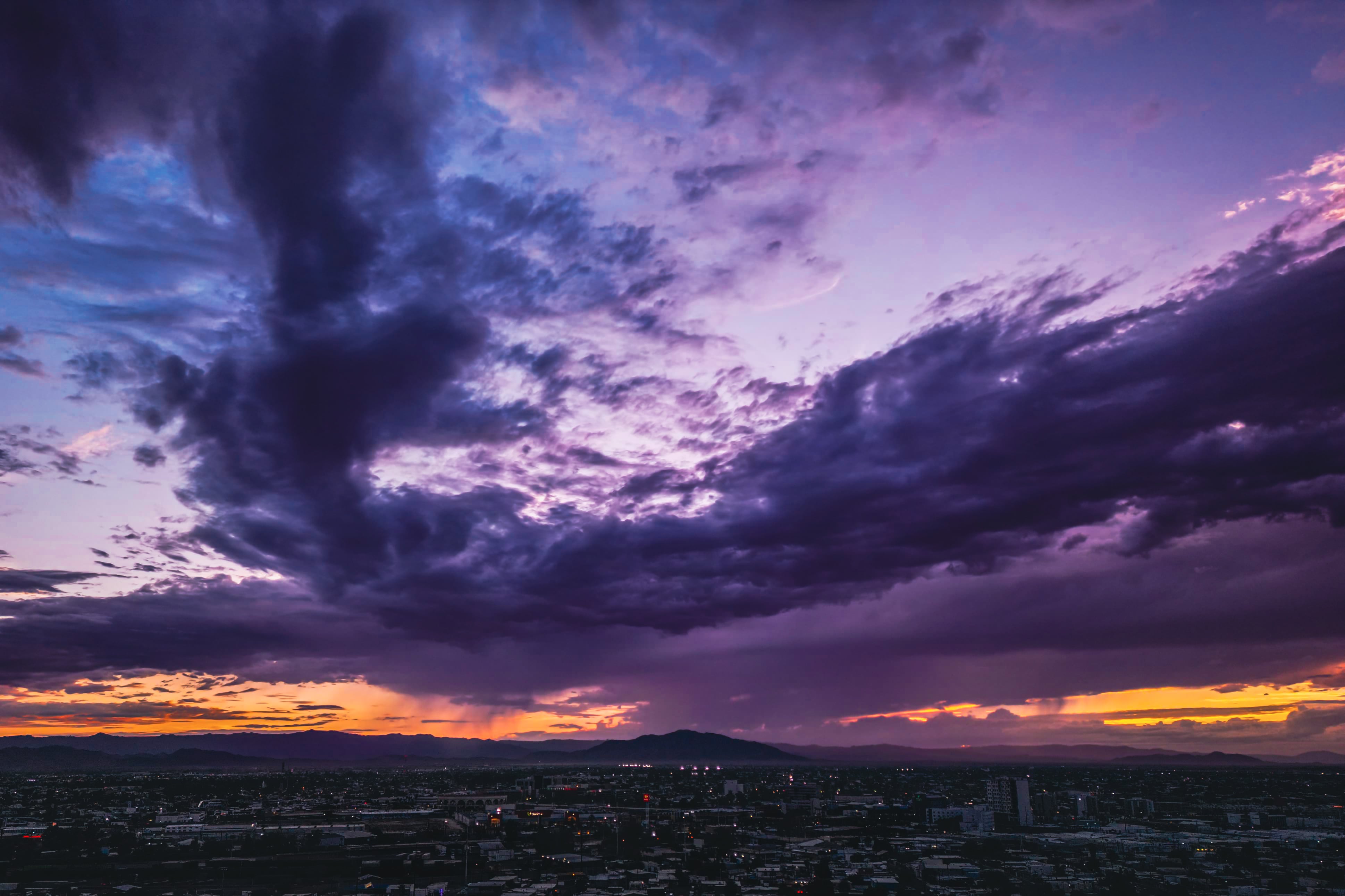 Atardecer
Entre lloviznas y cielos nublados, la semana comenzó en Mexicali con un atardecer que cubrió de color el cielo de la ciudad. Foto: Juan J. Morales