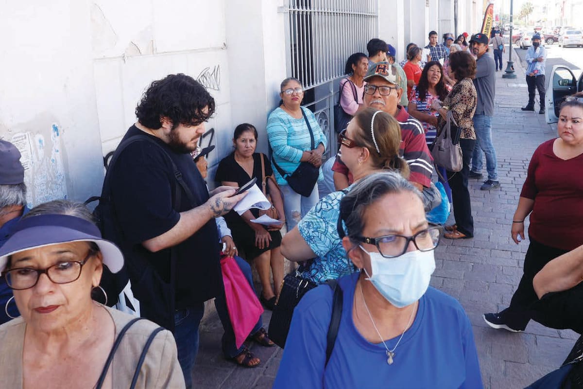 Adultos mayores hacen largas filas en Banco del Bienestar de Hermosillo por fallas en sus tarjetas