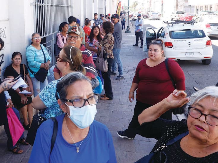 Adultos mayores hacen largas filas en Banco del Bienestar de Hermosillo por fallas en sus tarjetas