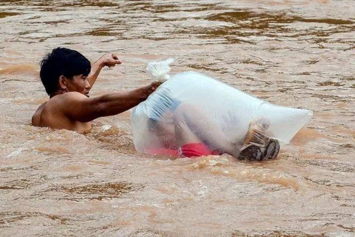 VIDEO: Padre cruza río con su hijo en bolsa de plástico