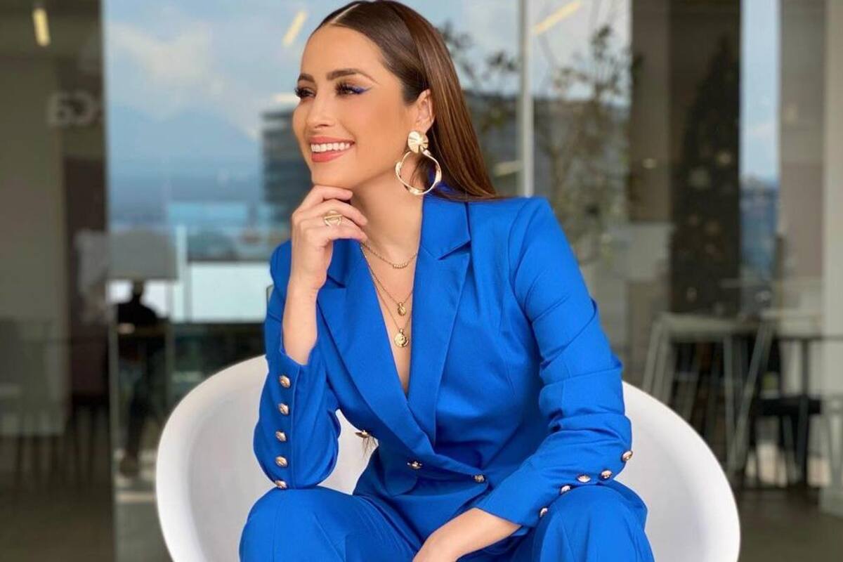 ¡Cynthia Rodríguez posa en minifalda!