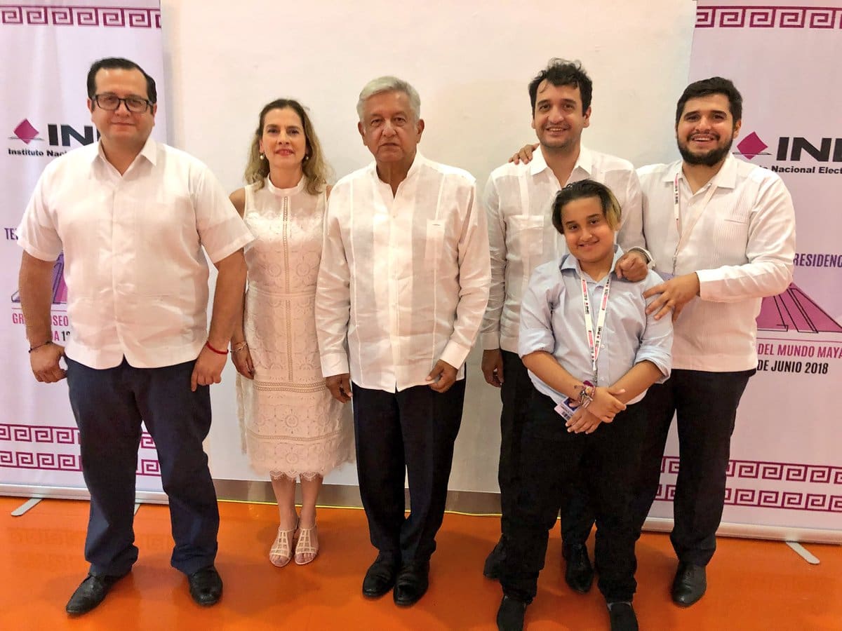 La familia de Andrés Manuel López Obrador: Su esposa Beatriz Gutiérrez Müller y sus hijos José Ramón, Andrés Manuel y Gonzalo Alfonso López Beltrán, así como Jesús Ernesto López Gutiérrez.