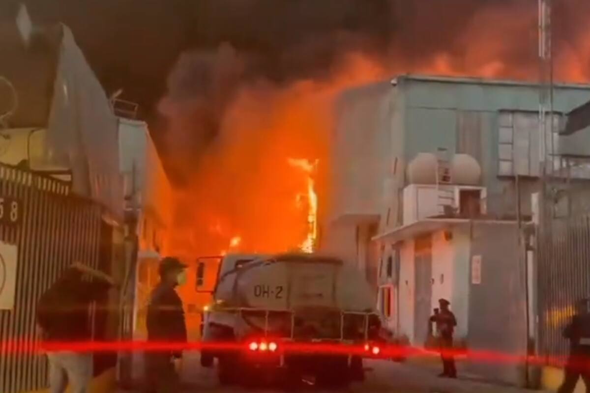 CDMX: Registran fuerte incendio en fábrica de bicicletas en Azcapotzalco