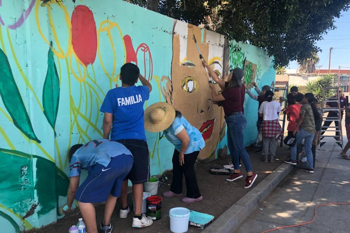 Comunidad y Gobierno del Estado realizan mural para eliminar graffiti en Rosarito