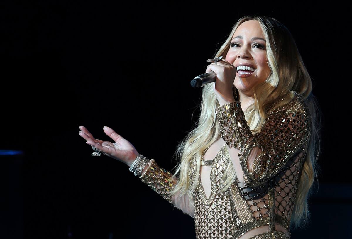 ARCHIVO – En esta fotografía del 20 de octubre de 2019 Mariah Carey en un concierto para celebrar la Expo Dubai 2020 a un año de su realización en Dubai, Emirato Árabes Unidos. La Navidad llegó anticipadamente para Carey: el clásico de la estrella pop “All I Want for Christmas Is You” llegó al primer puesto de la lista Hot 100 de Billboard 25 años después de su lanzamiento. (Foto AP/Kamran Jebreili, archivo)