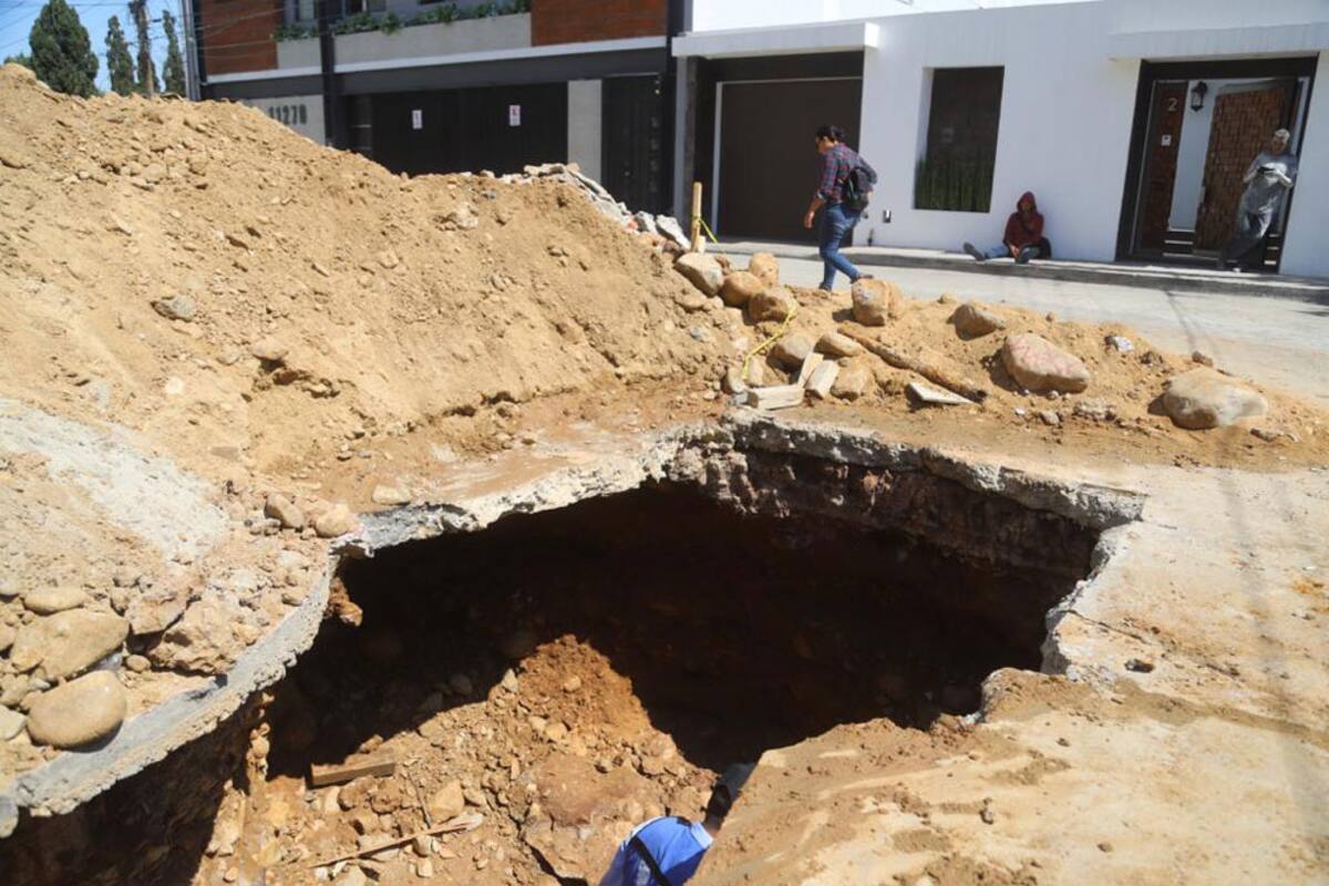Provoca fuga en tubería socavón en Tijuana