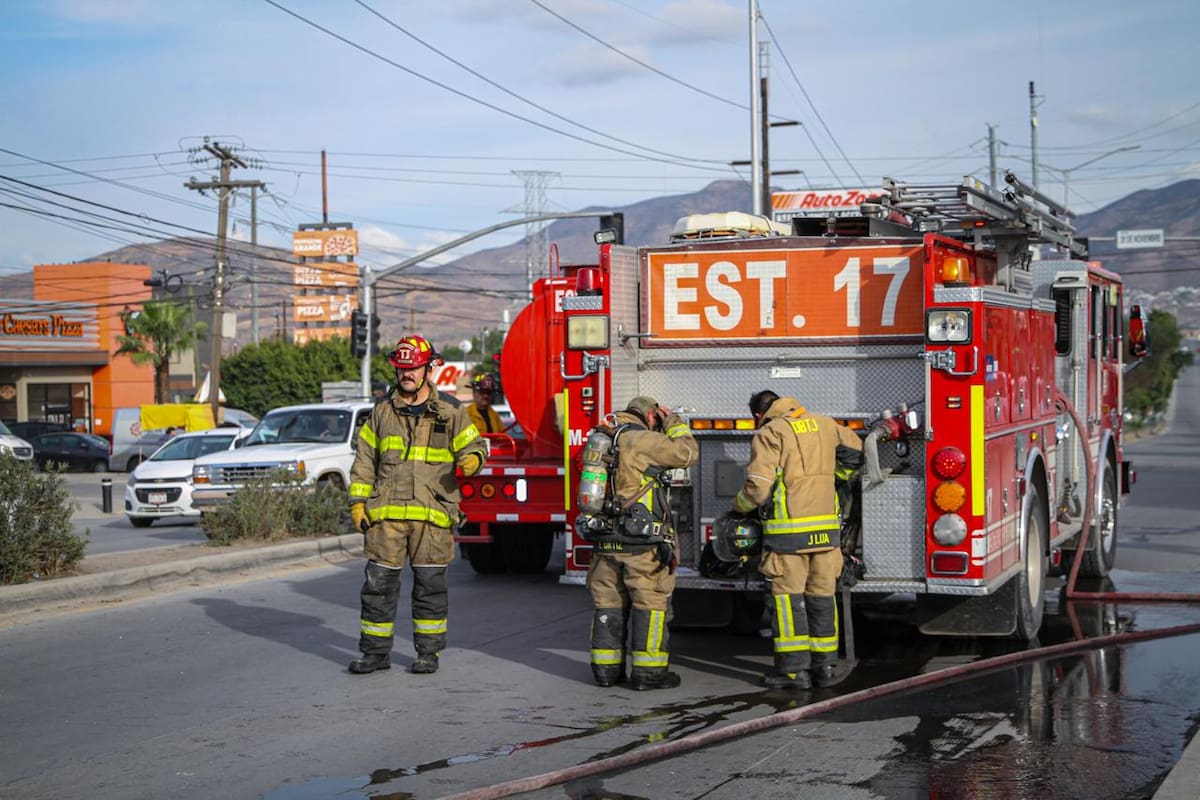Los oficiales lograron descender a tiempo y no hubo heridos. Foto: BorderZoom