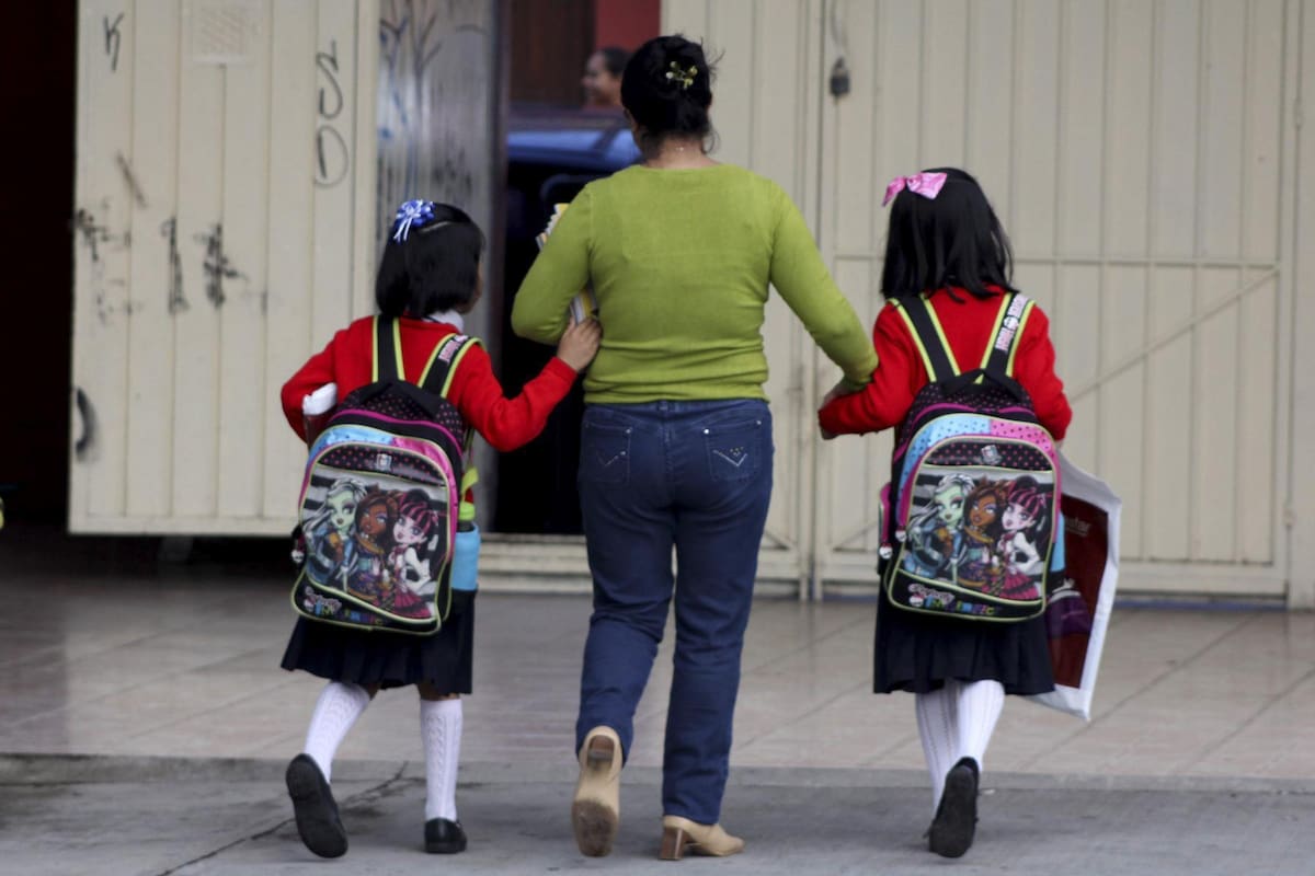 Este es el protocolo que deben seguir las escuelas para entregar a un niño
