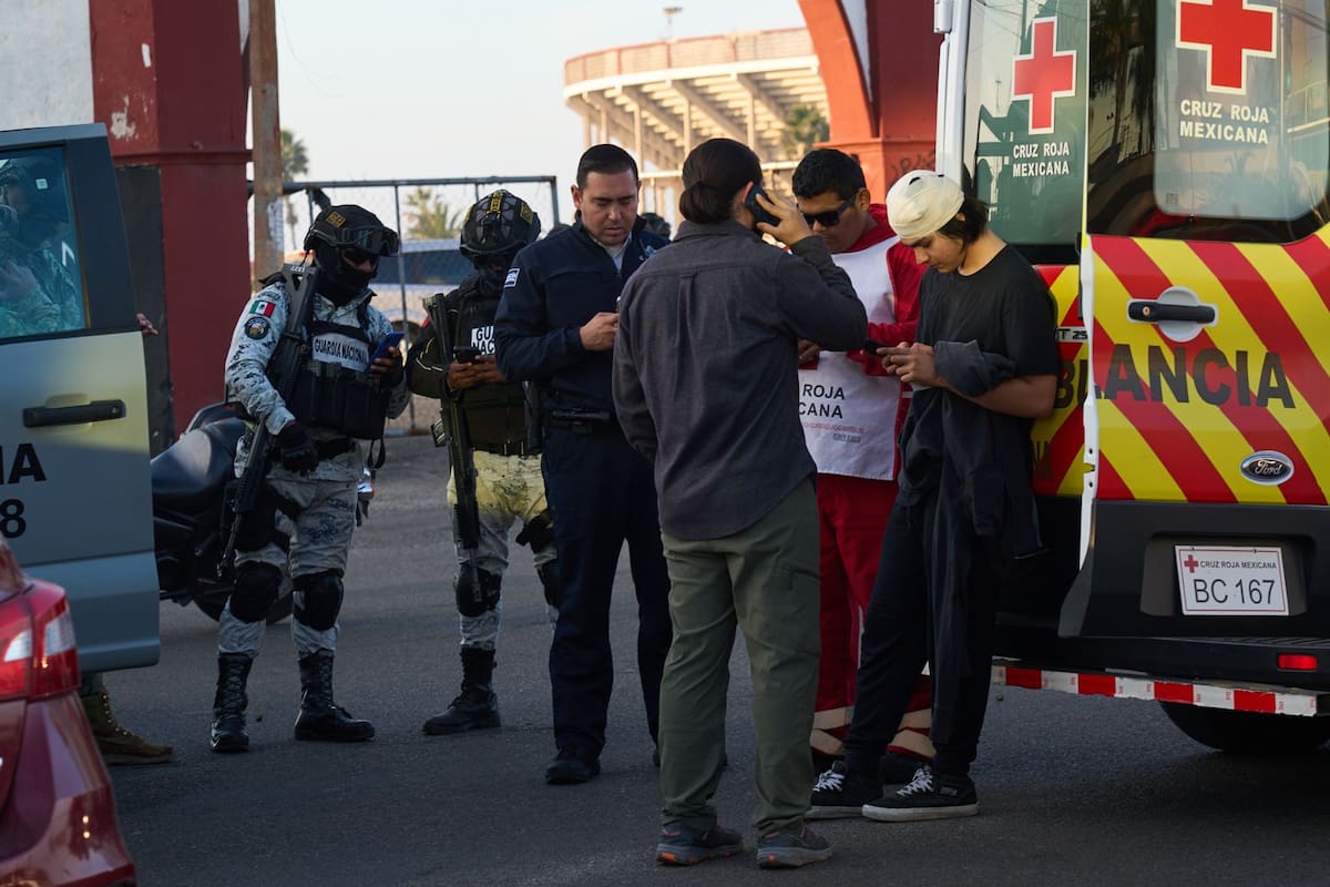 El accidente ocurrió sobre la avenida Paseo Playas de Tijuana, donde un pick up de la Marina se impactó contra un vehículo Nissan Sentra dejando como saldo dos personas lesionadas. Foto: Border Zoom