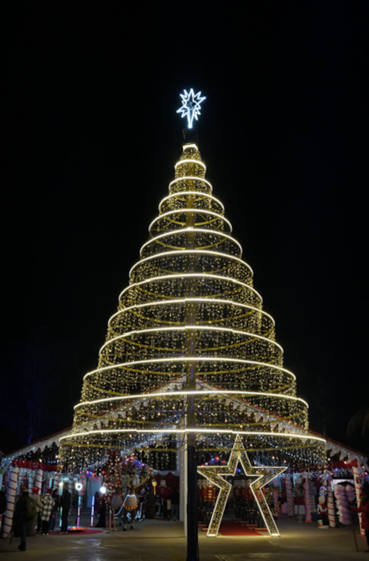 El parque acuático se transforma en una villa navideña con decoraciones, cine, personajes y zonas donde nieva artificialmente. Foto: Cortesía