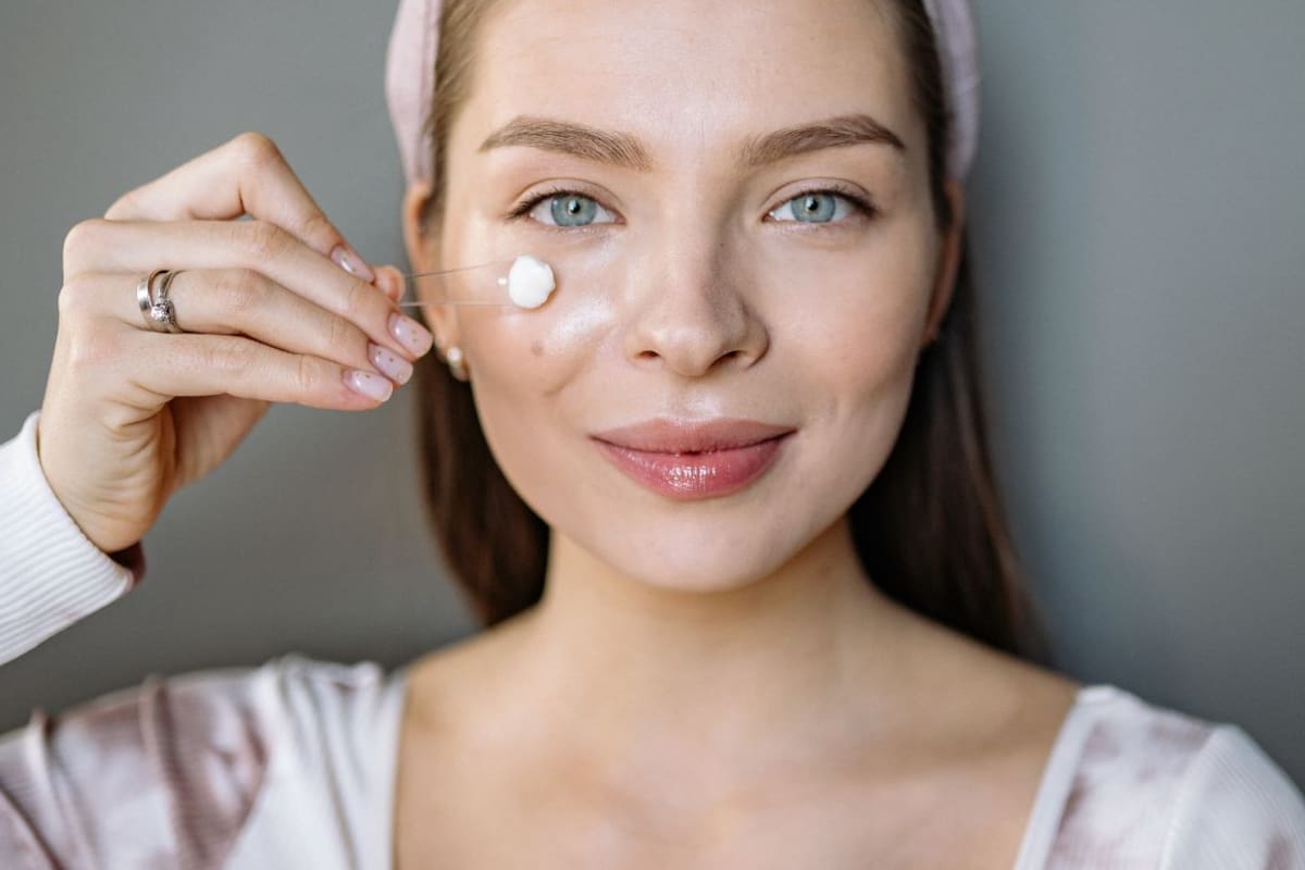 El secreto del "slugging": vaselina por la noche para una piel de porcelana