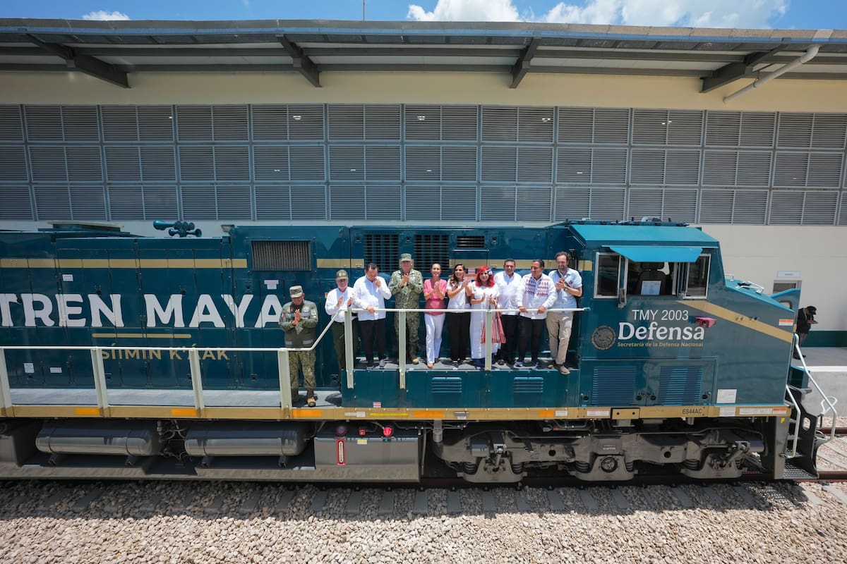 Claudia Sheinbaum supervisó en Puerto Morelos las primeras 12 locomotoras del Tren Maya de carga, cuyo inicio de operaciones está previsto para 2027. | Foto: Presidencia