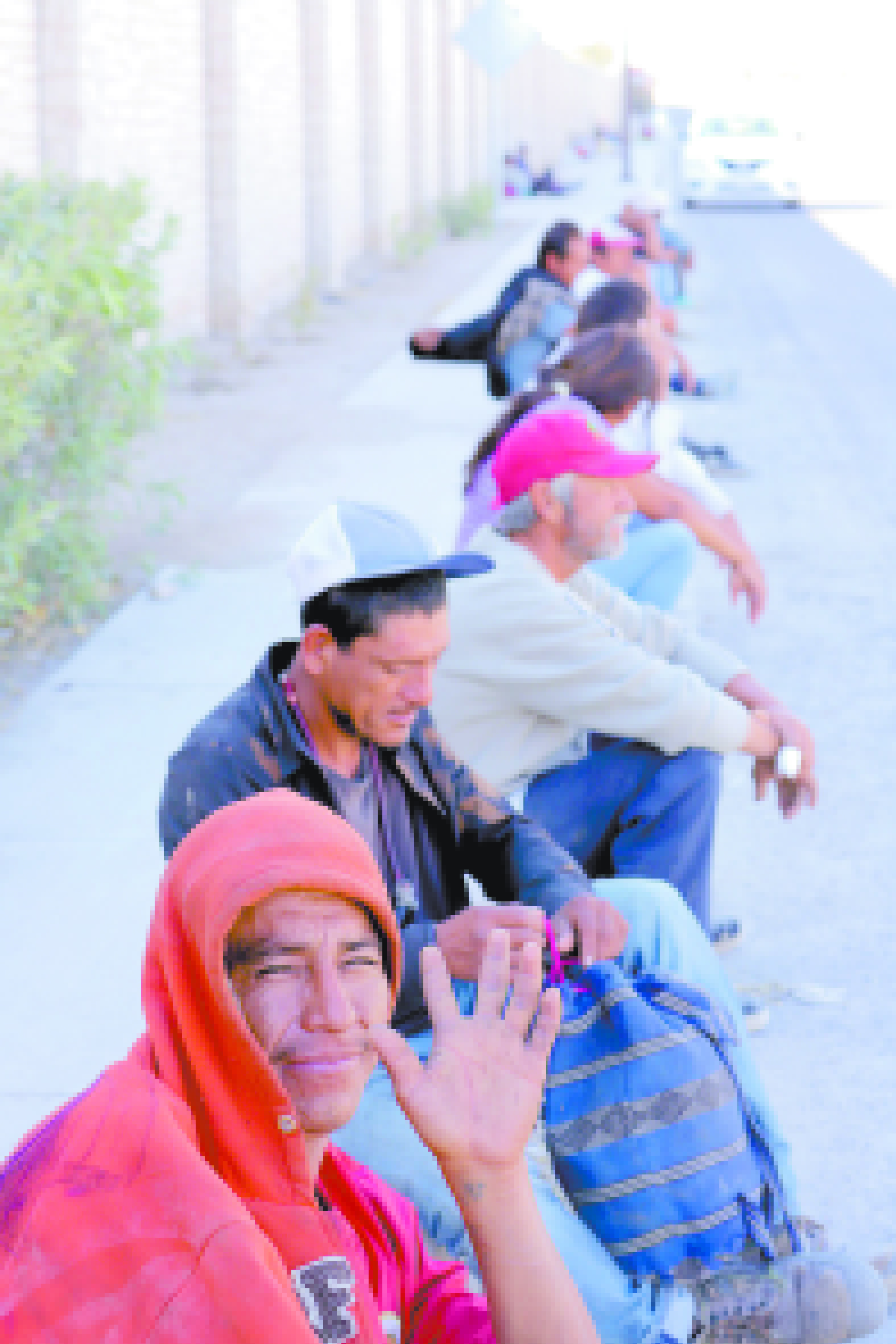 Los migrantes se sientan "en hilerita", por la calle Salamanca final.