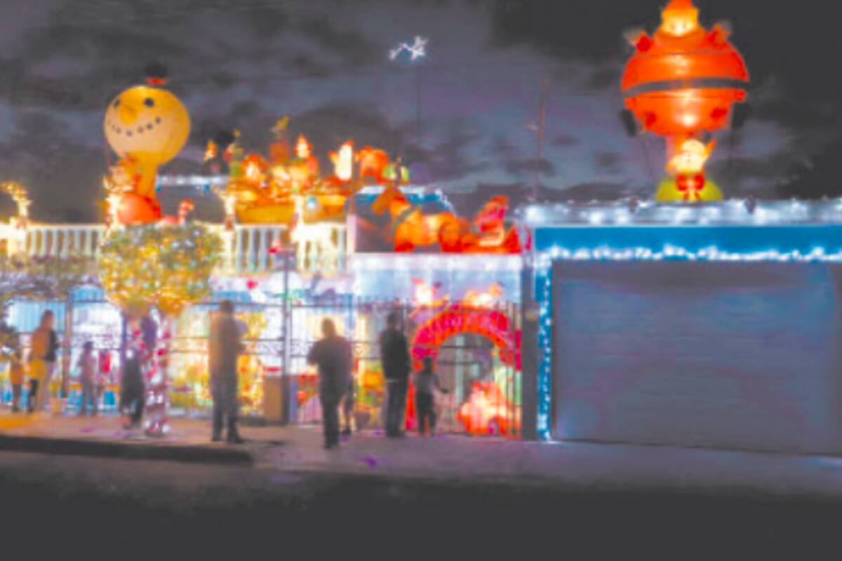 Familia ilumina la Navidad en la colonia Pimentel
