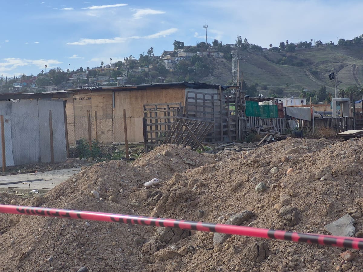 Familias del asentamiento de la Vía Rápida Poniente regresaron a la zona para recuperar sus pertenencias y desmontar las viviendas que dejaron tras la evacuación preventiva por riesgo de lluvias. Foto: Michelle Castillo