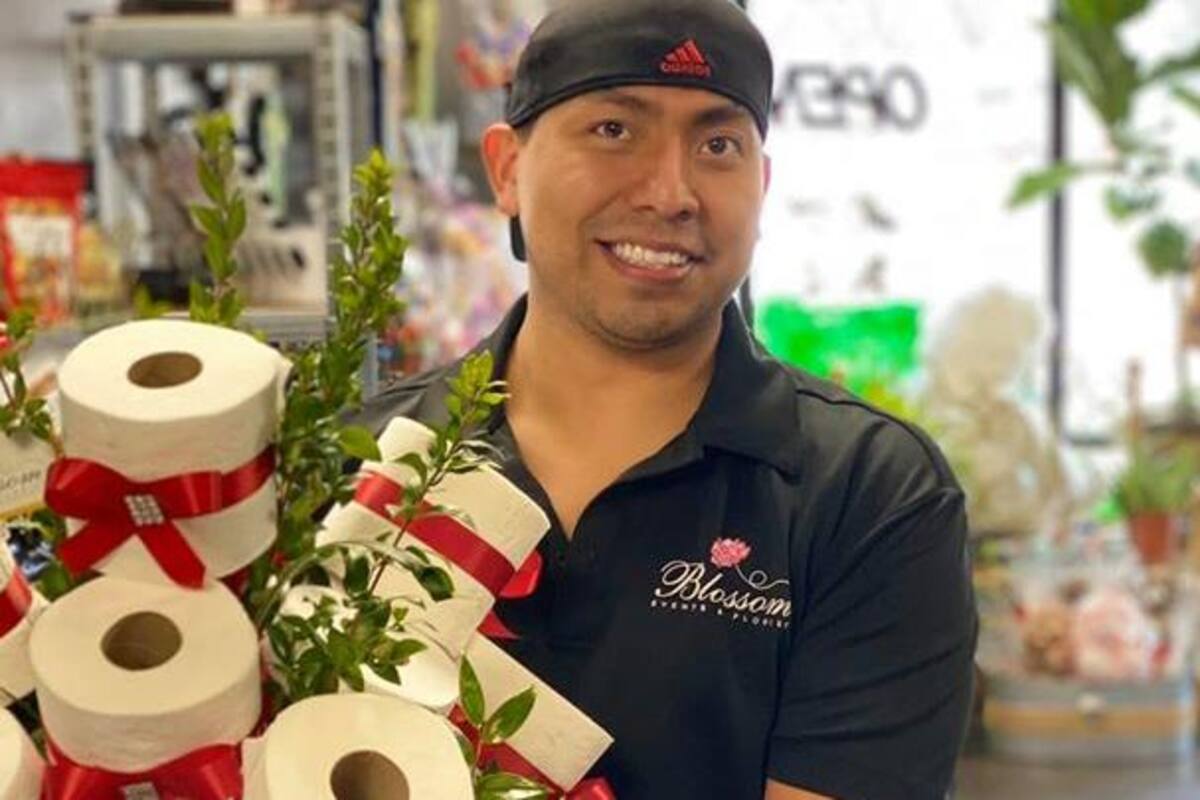 ¡No más rosas! Florería crea ramos de papel higiénico ante desabasto por coronavirus
