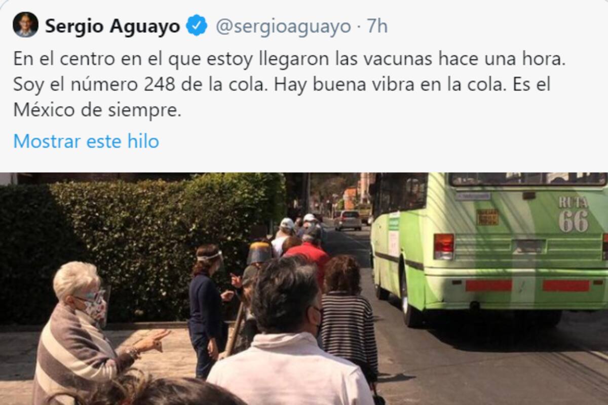 Entre frutsis, hotdogs y una "banqueta estrechísima", Sergio Aguayo hace fila para vacunarse