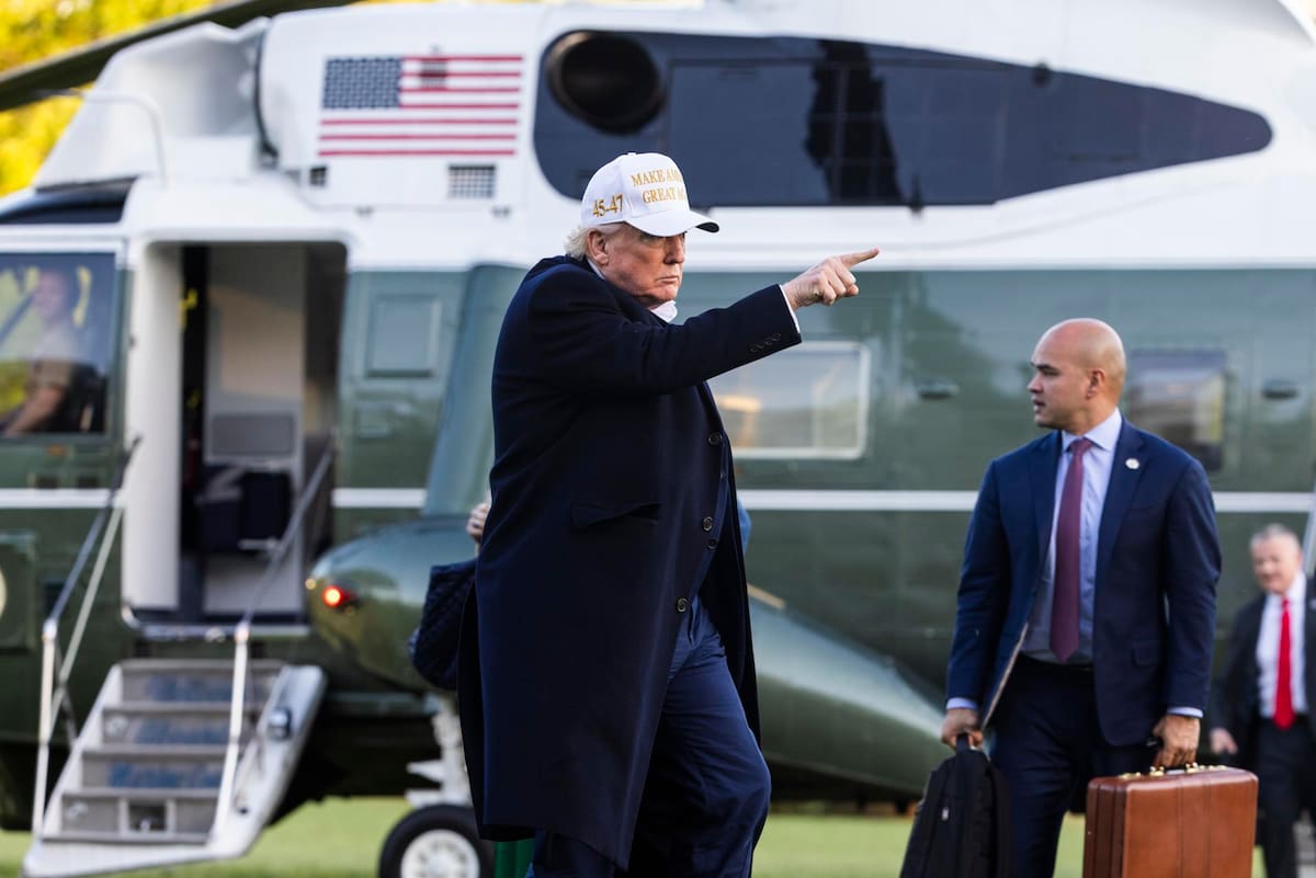 WASHINGTON (United States), 28/04/2025.- US President Donald Trump returns to the White House from his New Jersey golf club in Washington, DC, USA, 27 April 2024. As his presidency approaches the 100-day mark, a new Washington Post-ABC News-Ipsos poll puts his approval rating at 39 percent. EFE/EPA/JIM LO SCALZO / POOL