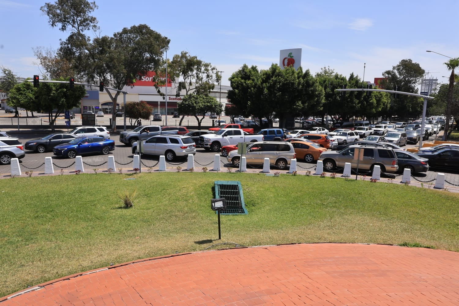 El congestionamiento en la Zona Río ha afectado vialidades clave ante el incremento de vehículos que buscan cruzar a Estados Unidos. Foto: Sergio Ortiz