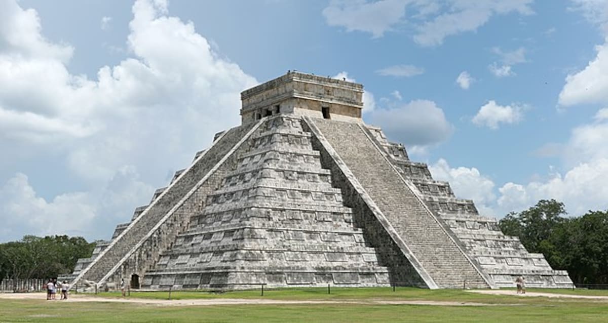 El trofeo de la Copa del Mundo de la FIFA fue fotografiado frente al Templo de Kukulcán durante su visita a Chichén Itzá.