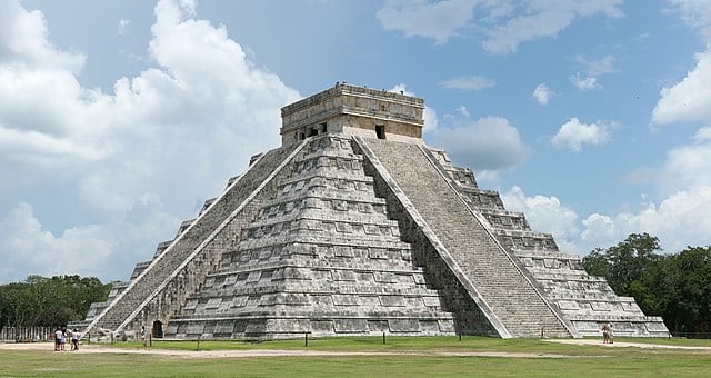 El trofeo de la Copa del Mundo de la FIFA fue fotografiado frente al Templo de Kukulcán durante su visita a Chichén Itzá.
