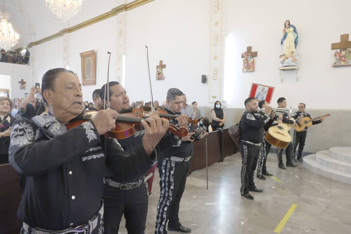 Antes de iniciar la caminata, un mariachi interpretó las tradicionales “Mañanitas” y “Volver, volver”, de Vicente Fernández.