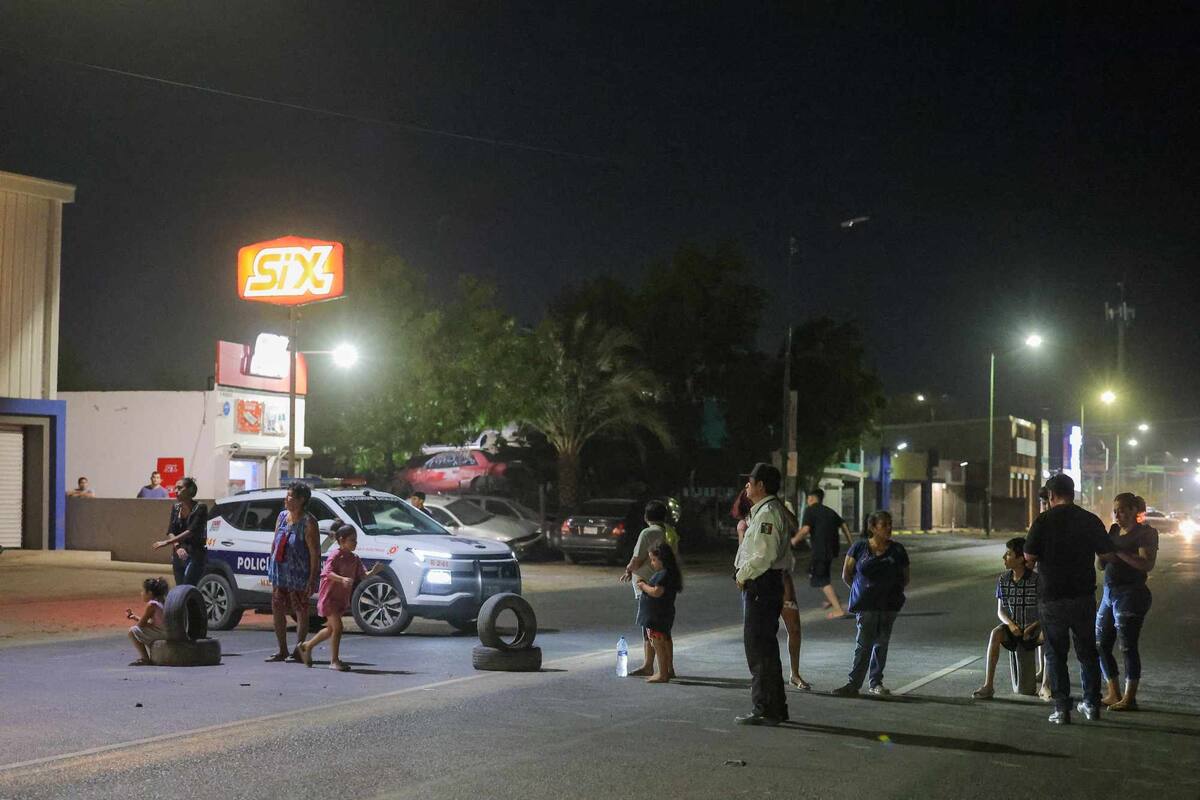 Vecinos de El Mirador cierran Bulevar Lázaro Cárdenas como protesta contra CFE